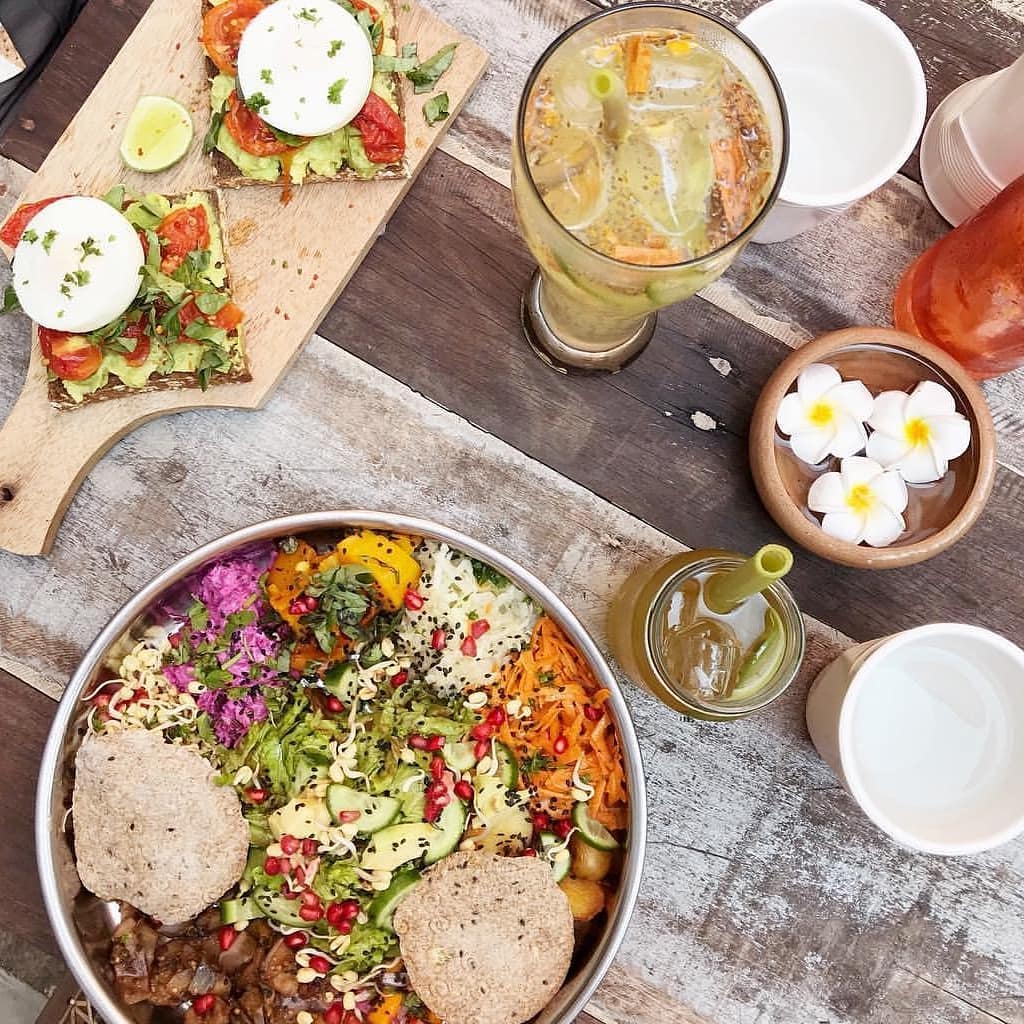 Top view of delicious food and drinks at Poonies Kitchen in Galle Fort, Sri Lanka | Photo Credit: @thewildlydesign